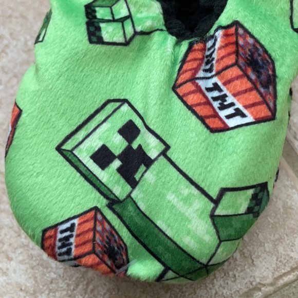 Minecraft Creeper TNT Snuggle Toes Slipper Socks - Picture 5 of 13
